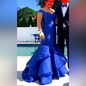 Beautiful prom, sweet 16 or Quincenera gown. Worn once. Looks brand new.